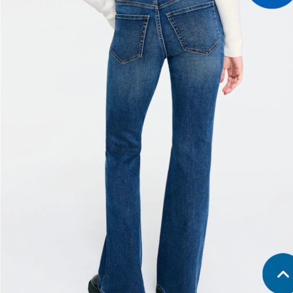 AEROPOSTALE. Hailey flare  jeans.Size 9/10-Short/Court.5 pockets. Zip. Inseam 29